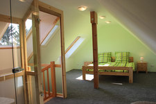 Aufgang zur gemütlichen Schlafgalerie mit Doppelbett im Landhausstil