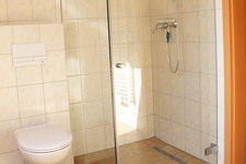 Bad gegenüberliegende Seite: ebenerdige Dusche und Toilette